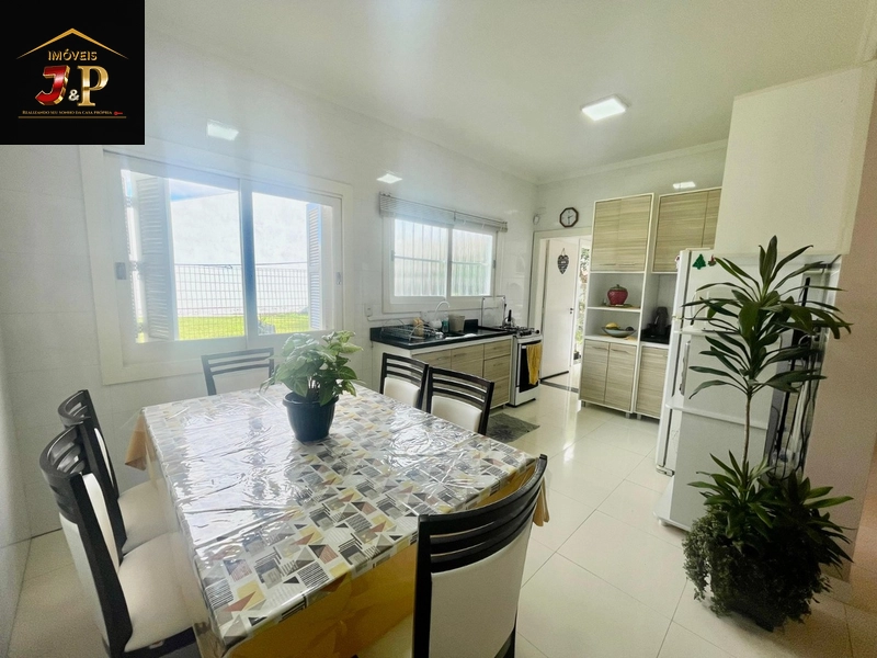 Casa incrível com 3 dormitórios à 3 quadras do mar: 4ª foto da galeria de imagens do imóvel
