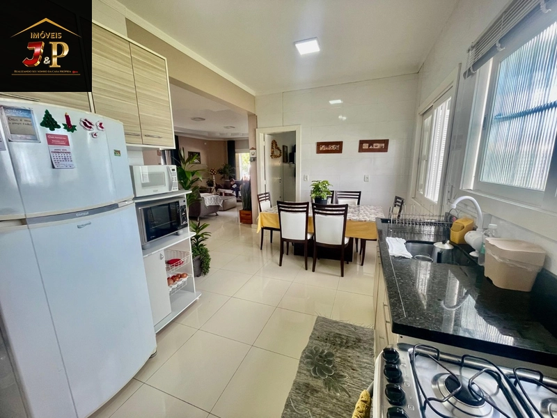 Casa incrível com 3 dormitórios à 3 quadras do mar: 2ª foto da galeria de imagens do imóvel