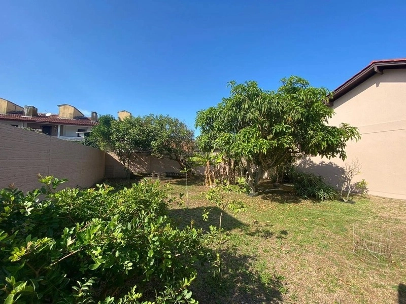 Casa com 3 dormitórios e 3 terrenos, a poucos passos do mar: 10ª foto da galeria de imagens do imóvel