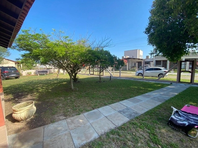 Casa com 3 dormitórios e 3 terrenos, a poucos passos do mar: 7ª foto da galeria de imagens do imóvel