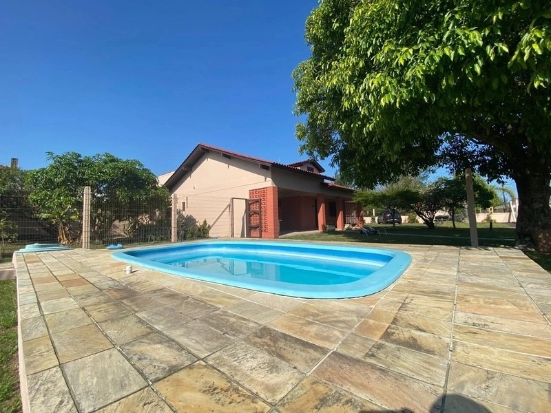 Casa com 3 dormitórios e 3 terrenos, a poucos passos do mar: 1ª foto da galeria de imagens do imóvel