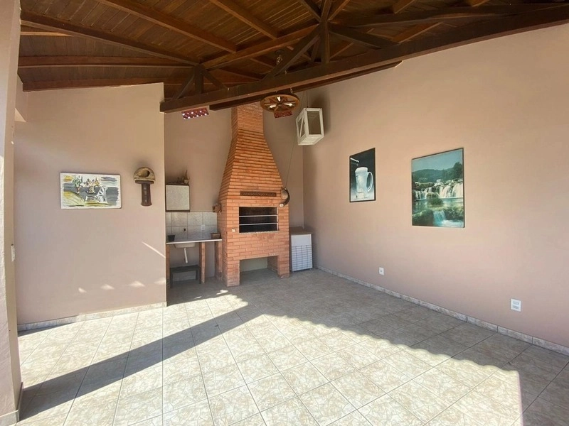 Casa com 3 dormitórios e 3 terrenos, a poucos passos do mar: 3ª foto da galeria de imagens do imóvel