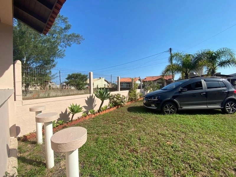 Casa com 3 dormitórios e 3 terrenos, a poucos passos do mar: 2ª foto da galeria de imagens do imóvel