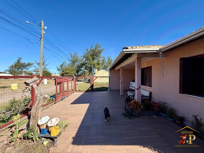 Casa a 400 metros do mar, localizada em zona de moradores e em frente a uma área verde.: 2ª foto da galeria de imagens do imóvel