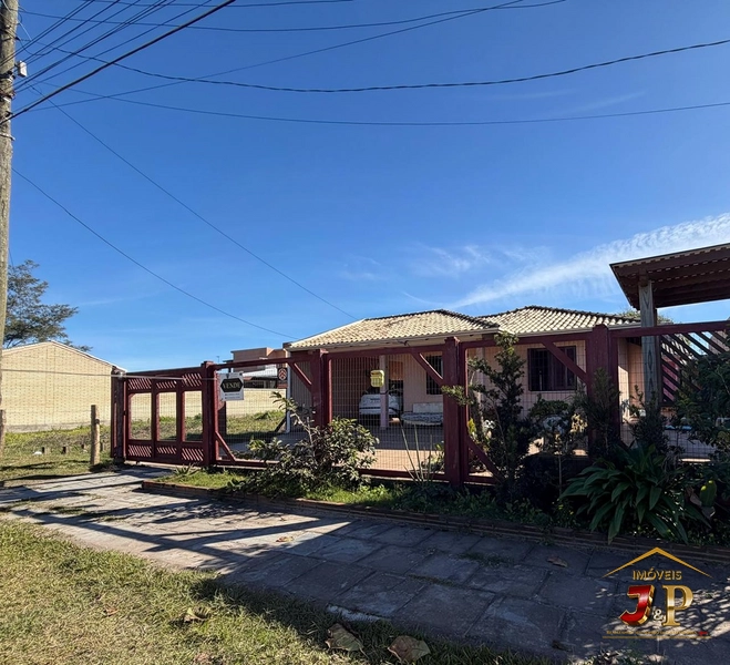 Casa a 400 metros do mar, localizada em zona de moradores e em frente a uma área verde.: 1ª foto da galeria de imagens do imóvel