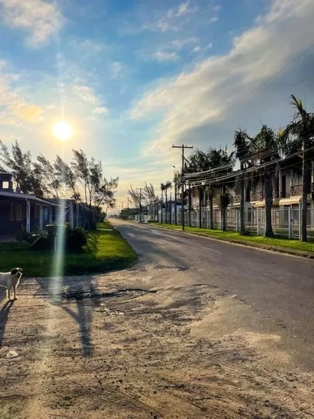 Casa a 150m da praia com 3 dormitórios: 4ª foto da galeria de imagens do imóvel