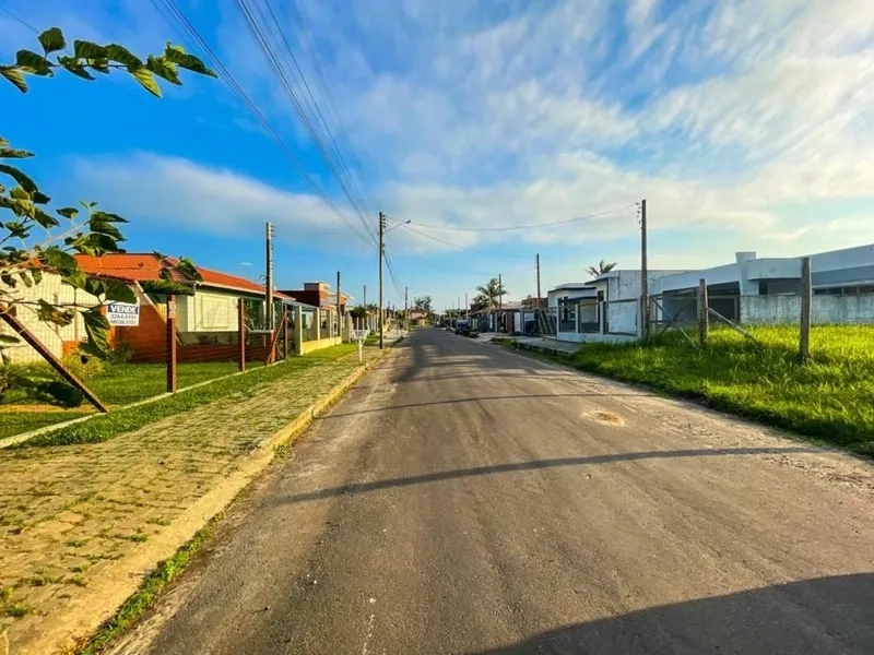 Casa a 150m da praia com 3 dormitórios: 8ª foto da galeria de imagens do imóvel