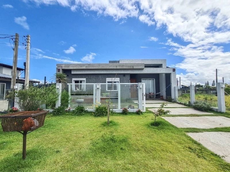 Casa 3 Dormitórios apenas 80 metros do mar no bairro Zona Norte: 1ª foto da galeria de imagens do imóvel