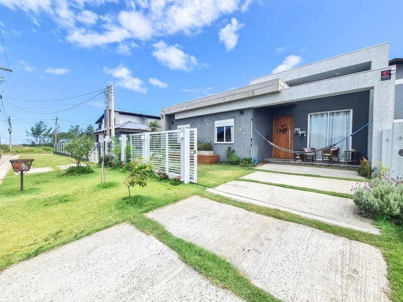Casa 3 Dormitórios apenas 80 metros do mar no bairro Zona Norte: 2ª foto da galeria de imagens do imóvel