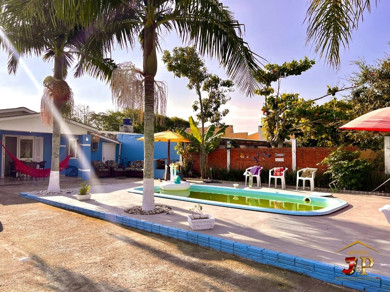 Linda casa bem localizada com 2 dormitórios e piscina: 4ª foto da galeria de imagens do imóvel