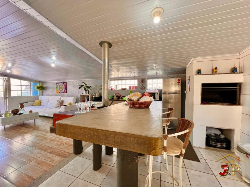Linda casa bem localizada com 2 dormitórios e piscina: 8ª foto da galeria de imagens do imóvel