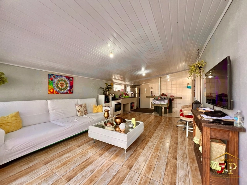 Linda casa bem localizada com 2 dormitórios e piscina: 2ª foto da galeria de imagens do imóvel