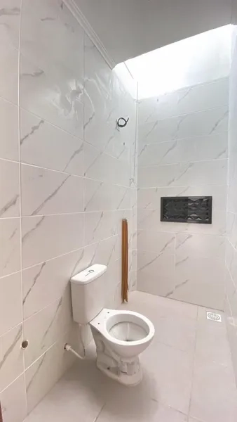 OPORTUNIDADE ! CASA HÁ 50 METROS DO MAR - FRENTE AVENIDA: 6ª foto da galeria de imagens do imóvel