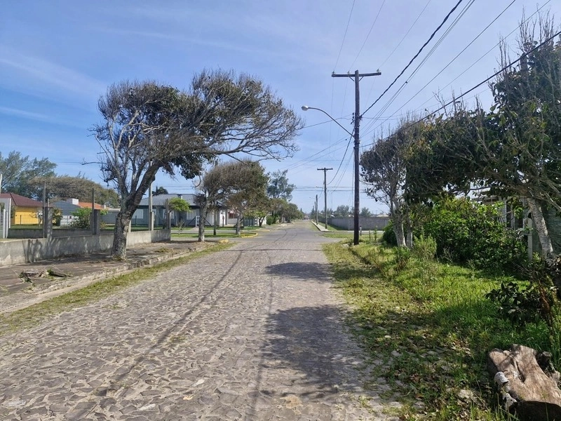 Terreno bem localizado à duas quadras do mar no bairro Zona Norte: 2ª foto da galeria de imagens do imóvel