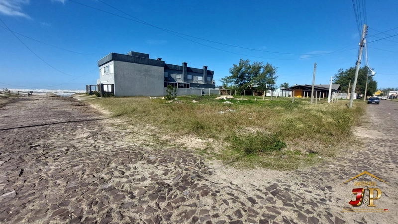 Terreno de esquina com 206m² ideal para construir: 4ª foto da galeria de imagens do imóvel