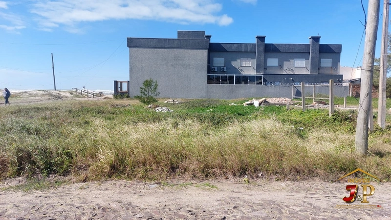 Terreno de esquina com 206m² ideal para construir: 1ª foto da galeria de imagens do imóvel