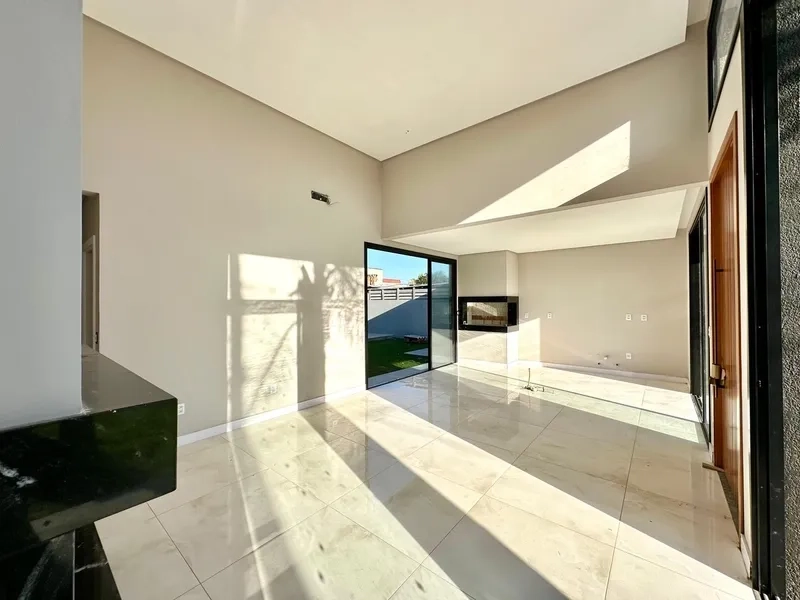 CASA ESTILO CONDOMÍNIO FECHADO - 3 SUÍTES - PRÓXIMO AO MAR: 2ª foto da galeria de imagens do imóvel