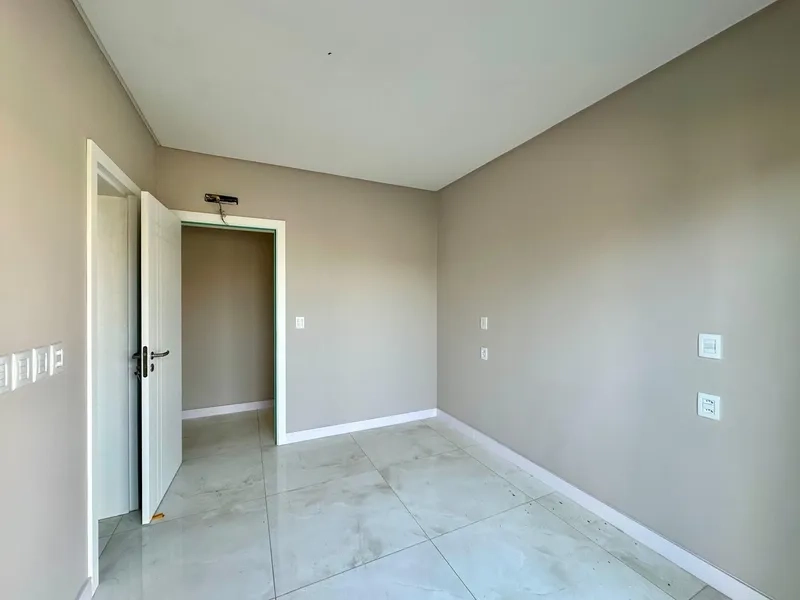 CASA ESTILO CONDOMÍNIO FECHADO - 3 SUÍTES - PRÓXIMO AO MAR: 4ª foto da galeria de imagens do imóvel