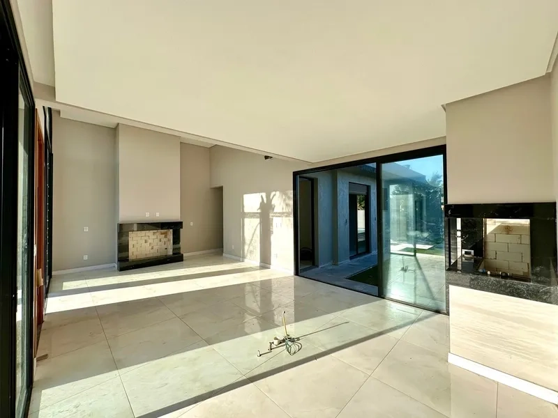 CASA ESTILO CONDOMÍNIO FECHADO - 3 SUÍTES - PRÓXIMO AO MAR: 1ª foto da galeria de imagens do imóvel