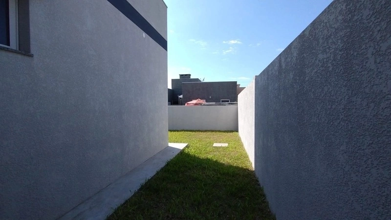 Casa com dois dormitórios próxima a praia: 2ª foto da galeria de imagens do imóvel
