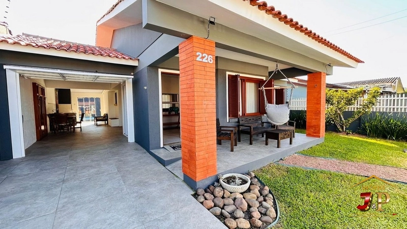 Casa belíssima com 3 quartos e piscina: 1ª foto da galeria de imagens do imóvel
