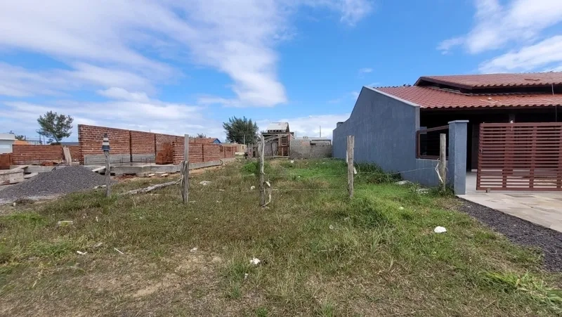 Terreno proximo a praça do bairro: 1ª foto da galeria de imagens do imóvel