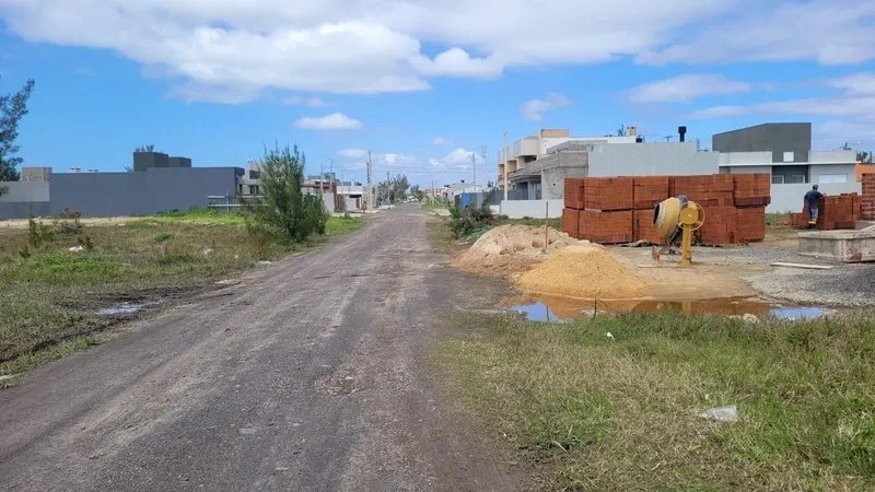 Terreno proximo a praça do bairro: 2ª foto da galeria de imagens do imóvel