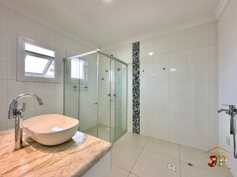 Casa de padrão exemplar no condomínio Condado: 9ª foto da galeria de imagens do imóvel