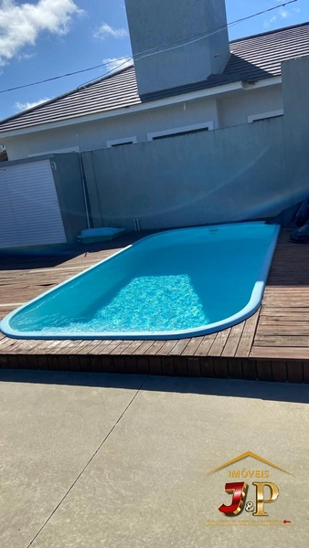 Casa com 2 dormitórios, quiosque e piscina: 2ª foto da galeria de imagens do imóvel
