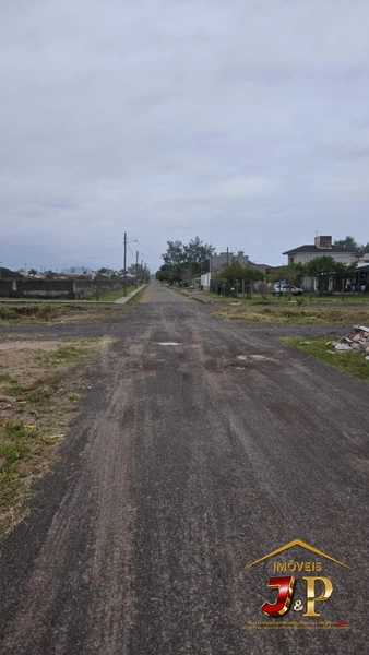 Terreno com 351m², a 3 quadras do mar: 1ª foto da galeria de imagens do imóvel