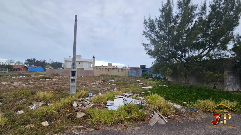 Terreno com 351m², a 3 quadras do mar: 3ª foto da galeria de imagens do imóvel