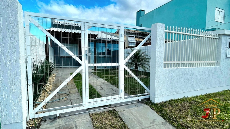 Casa com 2 dormitórios de frente a avenida: 2ª foto da galeria de imagens do imóvel