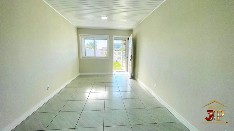 Casa com 2 dormitórios de frente a avenida: 3ª foto da galeria de imagens do imóvel