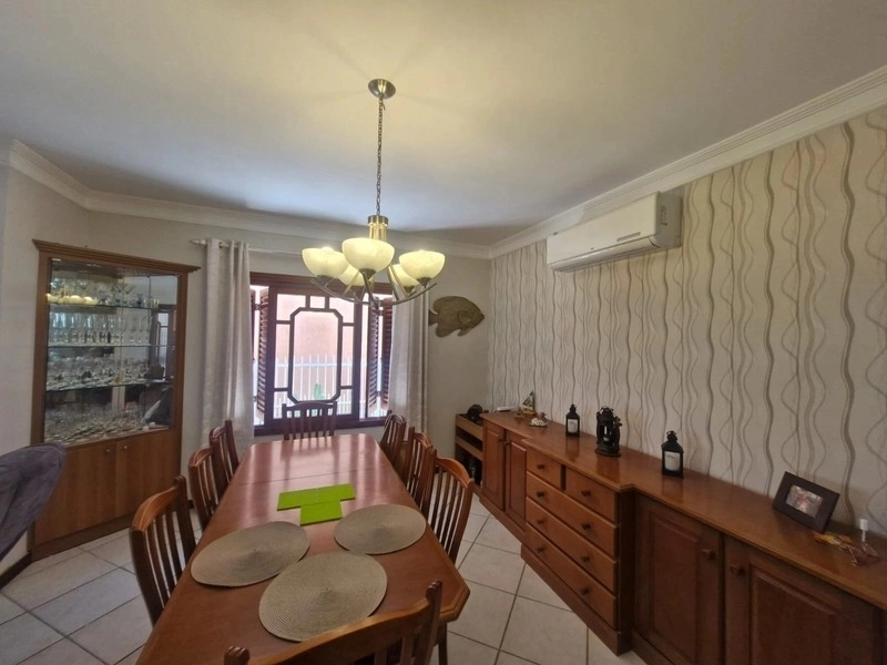 Casa a uma quadra do mar com 4 dormitórios: 11ª foto da galeria de imagens do imóvel