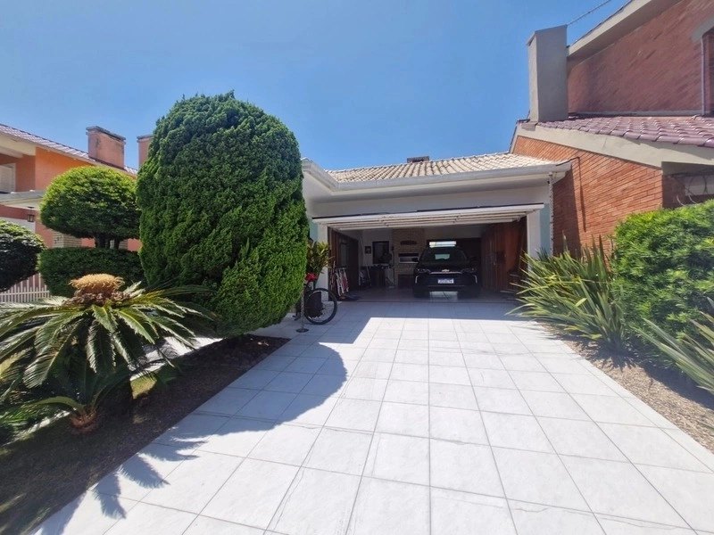 Casa a uma quadra do mar com 4 dormitórios: 3ª foto da galeria de imagens do imóvel