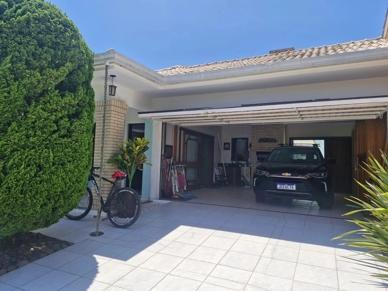 Casa a uma quadra do mar com 4 dormitórios: 5ª foto da galeria de imagens do imóvel