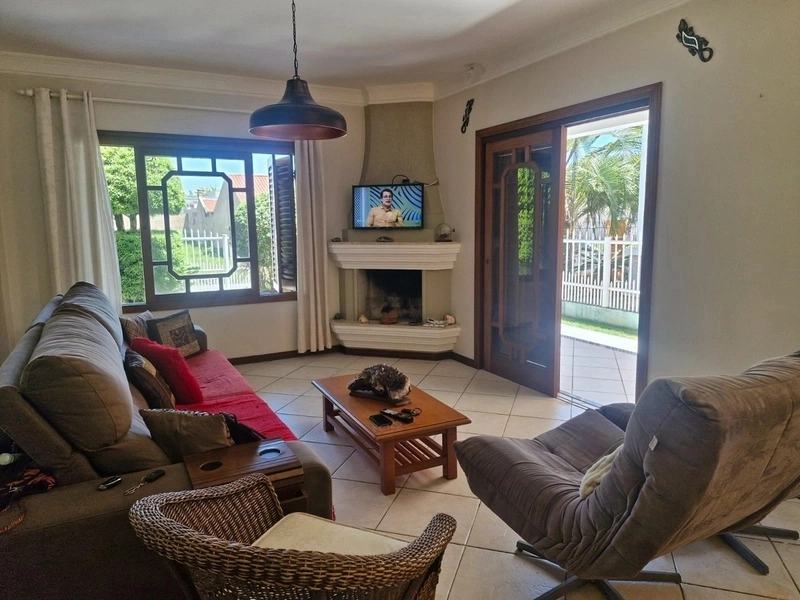 Casa a uma quadra do mar com 4 dormitórios: 9ª foto da galeria de imagens do imóvel