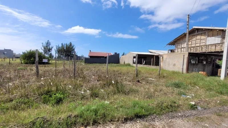 Terreno proximo a praça do bairro: 2ª foto da galeria de imagens do imóvel