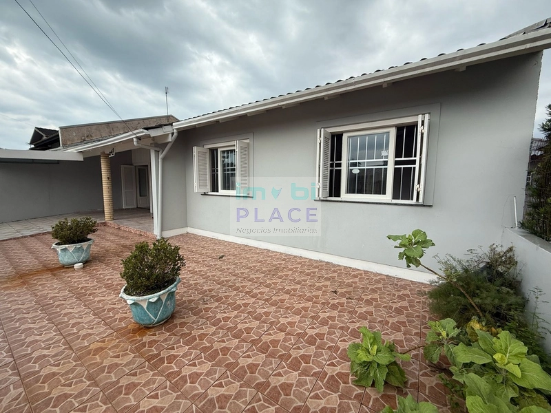 Casa ampla e bem localizada à venda: 2ª foto da galeria de imagens do imóvel