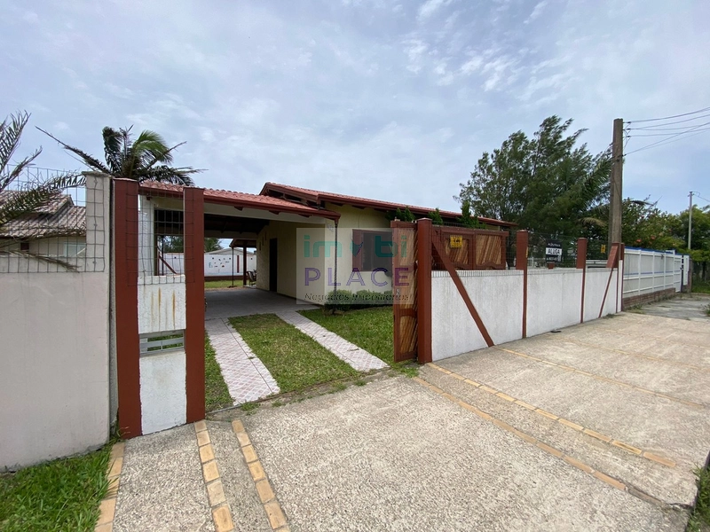 Exclusividade Residência com Piscina a 230 Metros do Mar em Tramandaí: 1ª foto da galeria de imagens do imóvel