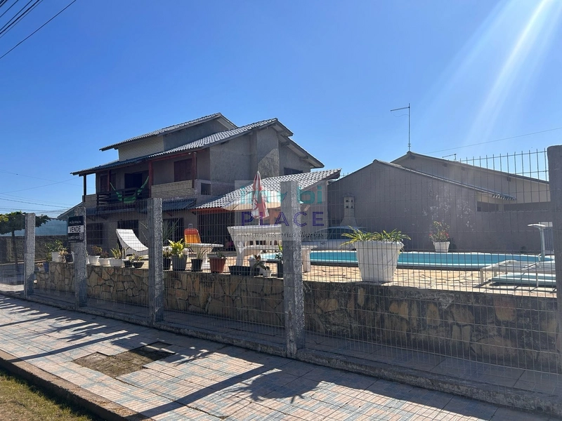 Casa de Esquina com Piscina e Amplo Espaço!: 3ª foto da galeria de imagens do imóvel