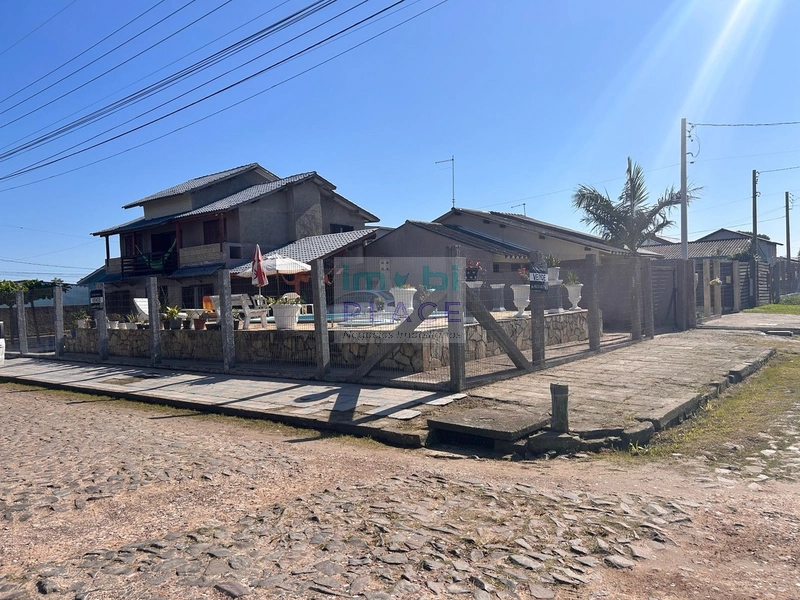 Casa de Esquina com Piscina e Amplo Espaço!: 1ª foto da galeria de imagens do imóvel