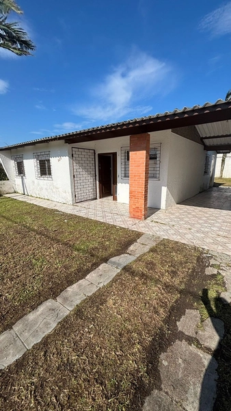 Casa ampla com anexo e pátio murado no centro de Tramandaí: 1ª foto da galeria de imagens do imóvel