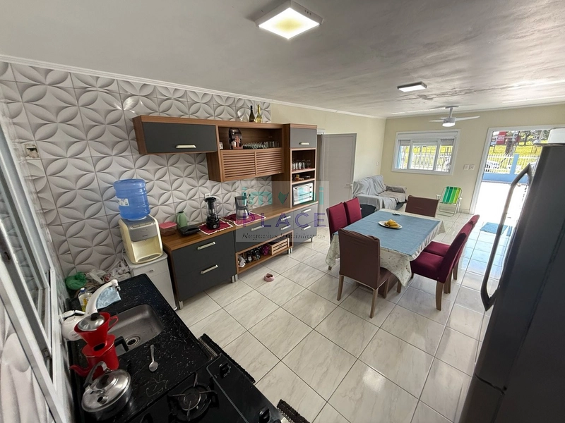 Casa Moderna com 3 Quartos e Quintal: 4ª foto da galeria de imagens do imóvel