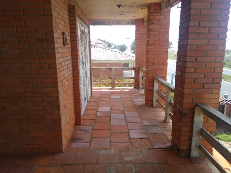 Sobrado de Tijolos à Vista na Avenida Beira Mar: 3ª foto da galeria de imagens do imóvel
