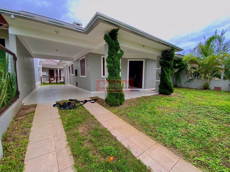 Casa em Atlâtida sul com 03 dormitórios, e com piscina.: 1ª foto da galeria de imagens do imóvel
