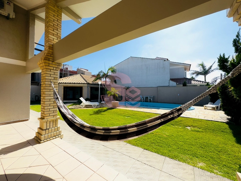 LINDO IMÓVEL À 100M DO MAR! ÁREA COM 600m2!: 4ª foto da galeria de imagens do imóvel
