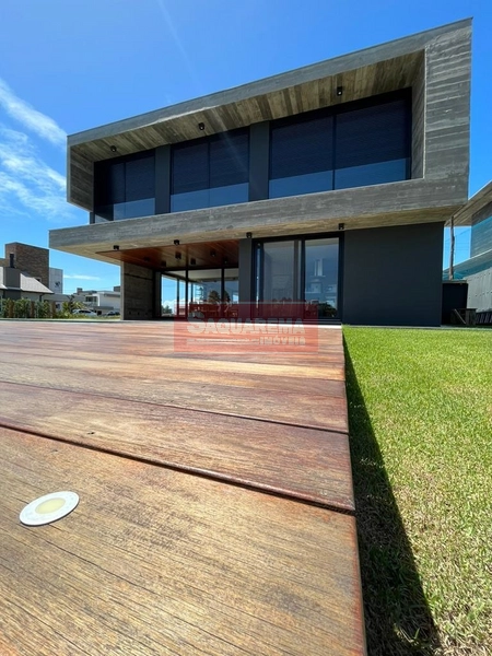 Sobrado Exclusivo à Beira do Lago – Condomínio Fechado em Xangri-lá: 1ª foto da galeria de imagens do imóvel