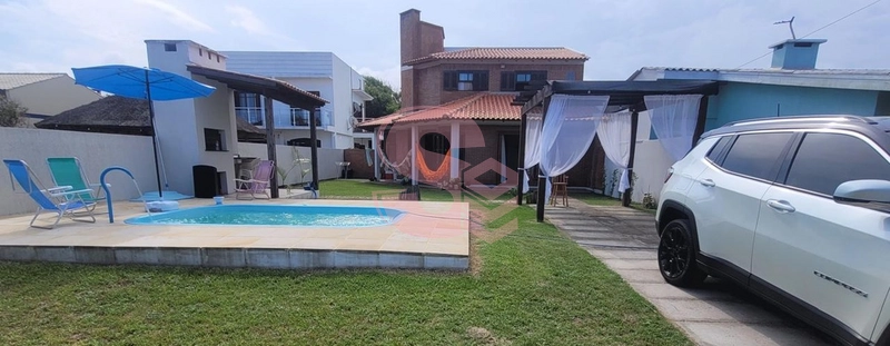 Sobrado a venda em Atlântida Sul: 2ª foto da galeria de imagens do imóvel