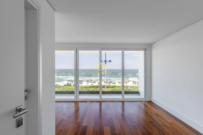 By House Residence - frente mar na Praia Brava: 1ª foto da galeria de imagens do imóvel
